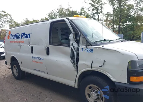 2018 Chevrolet Express 2500 Work Van z USA, uszkodzony, nr VIN 1GCWGAFP2J1336681